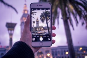 voyageur prenant des photos de vacances avec son smartphone